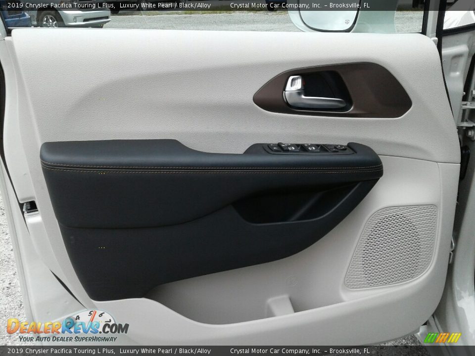 2019 Chrysler Pacifica Touring L Plus Luxury White Pearl / Black/Alloy Photo #18