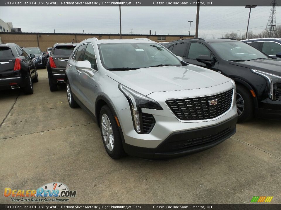 Front 3/4 View of 2019 Cadillac XT4 Luxury AWD Photo #1
