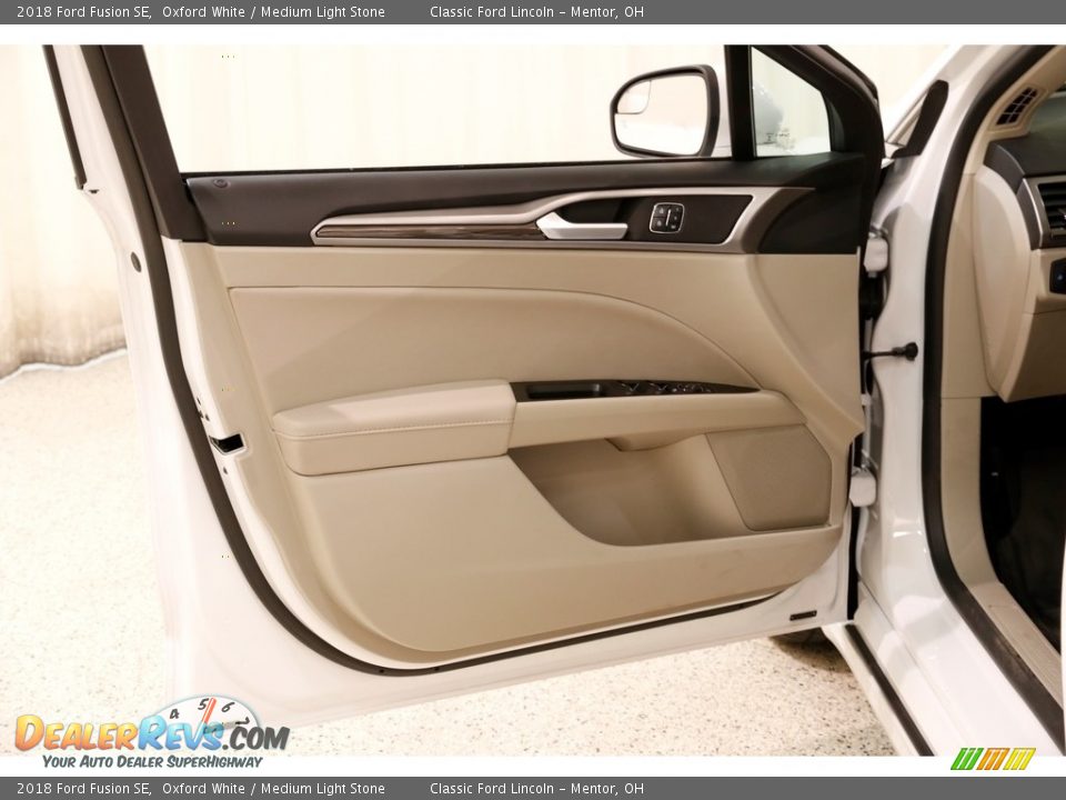 2018 Ford Fusion SE Oxford White / Medium Light Stone Photo #4