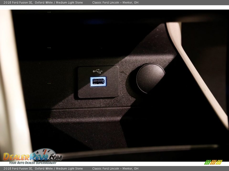 2018 Ford Fusion SE Oxford White / Medium Light Stone Photo #12