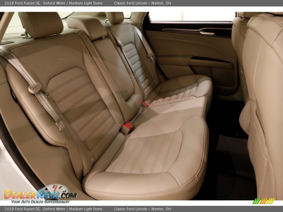 2018 Ford Fusion SE Oxford White / Medium Light Stone Photo #15