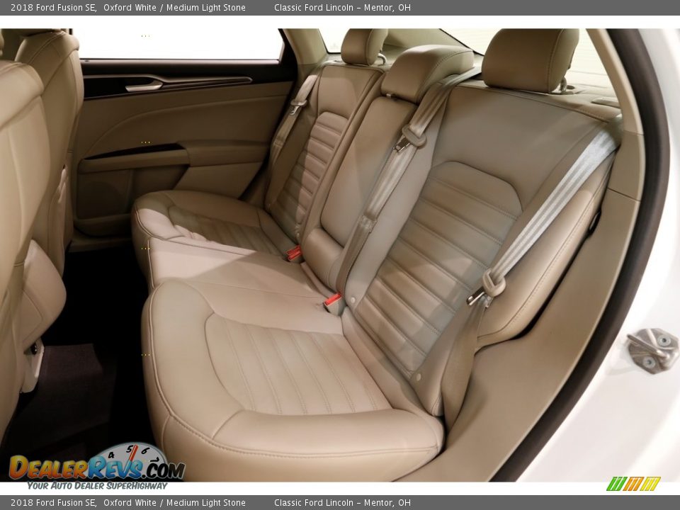 2018 Ford Fusion SE Oxford White / Medium Light Stone Photo #16