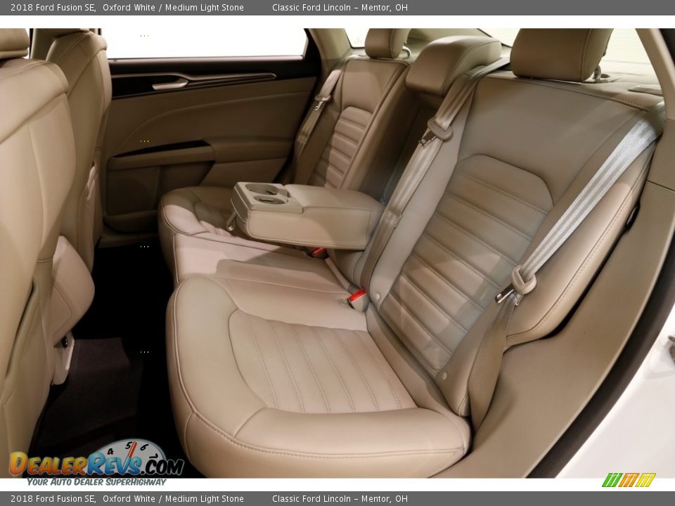 2018 Ford Fusion SE Oxford White / Medium Light Stone Photo #17