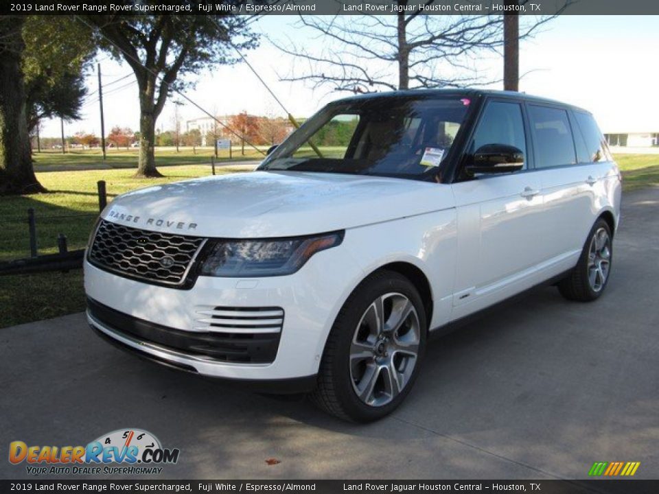 Front 3/4 View of 2019 Land Rover Range Rover Supercharged Photo #12