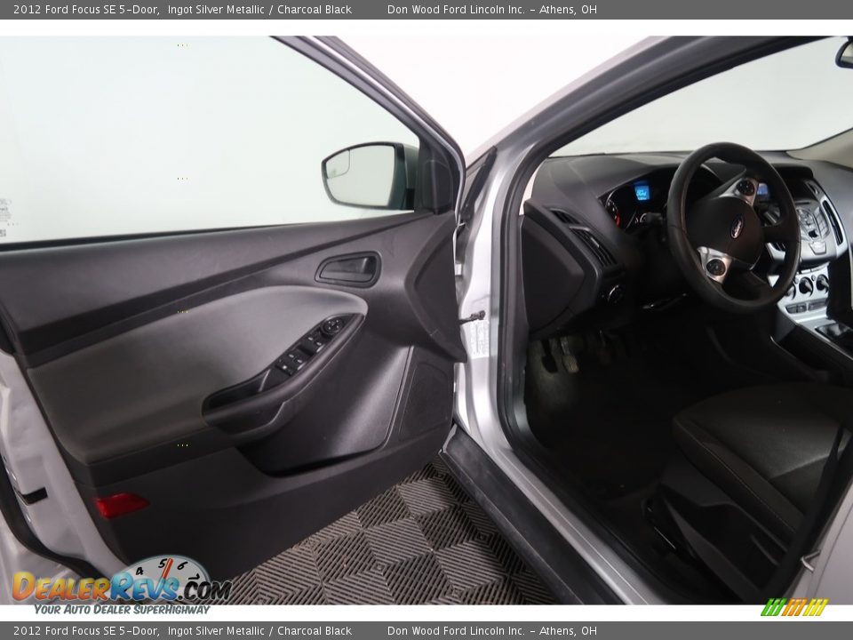 2012 Ford Focus SE 5-Door Ingot Silver Metallic / Charcoal Black Photo #36