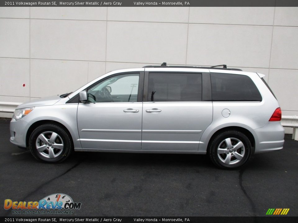 2011 Volkswagen Routan SE Mercury Silver Metallic / Aero Gray Photo #2