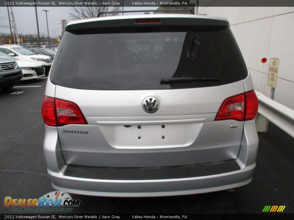 2011 Volkswagen Routan SE Mercury Silver Metallic / Aero Gray Photo #4