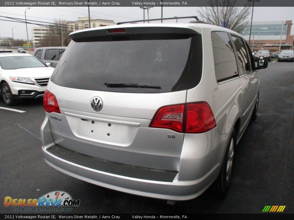 2011 Volkswagen Routan SE Mercury Silver Metallic / Aero Gray Photo #5