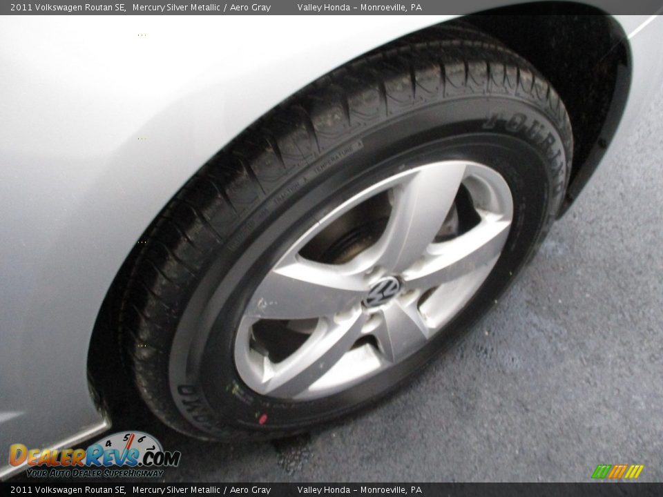 2011 Volkswagen Routan SE Mercury Silver Metallic / Aero Gray Photo #6