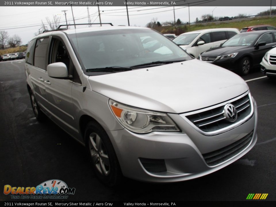 2011 Volkswagen Routan SE Mercury Silver Metallic / Aero Gray Photo #7