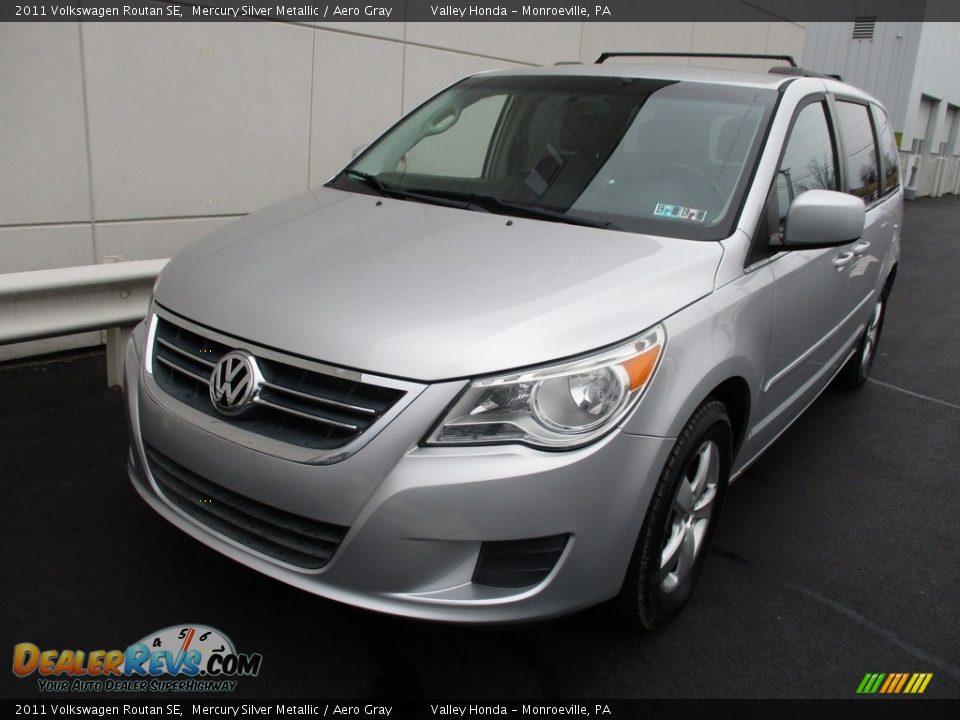 2011 Volkswagen Routan SE Mercury Silver Metallic / Aero Gray Photo #9