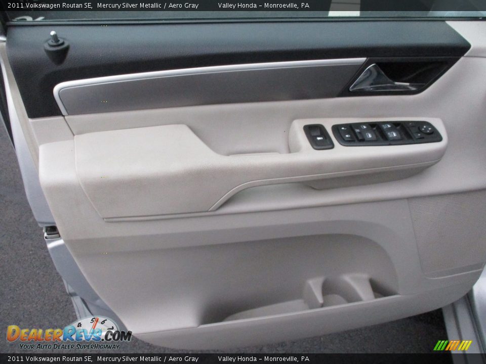 2011 Volkswagen Routan SE Mercury Silver Metallic / Aero Gray Photo #10