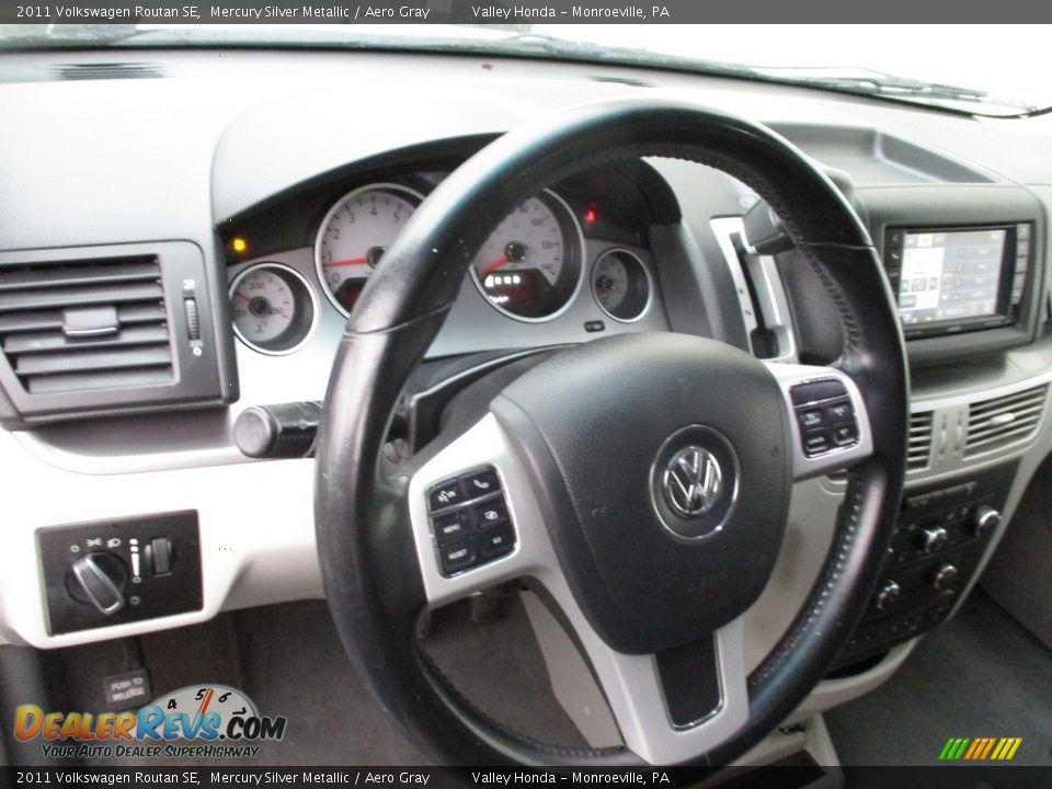 2011 Volkswagen Routan SE Mercury Silver Metallic / Aero Gray Photo #14
