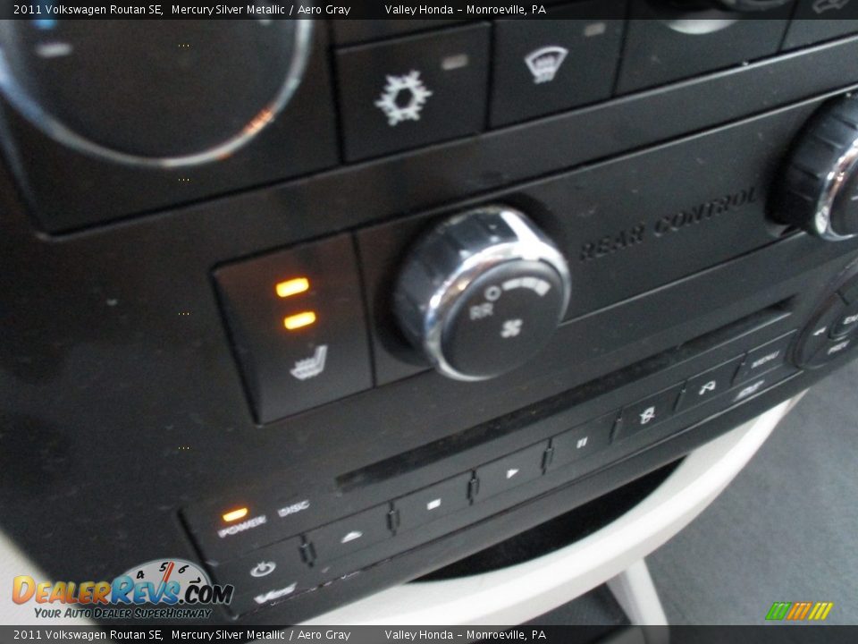 2011 Volkswagen Routan SE Mercury Silver Metallic / Aero Gray Photo #17