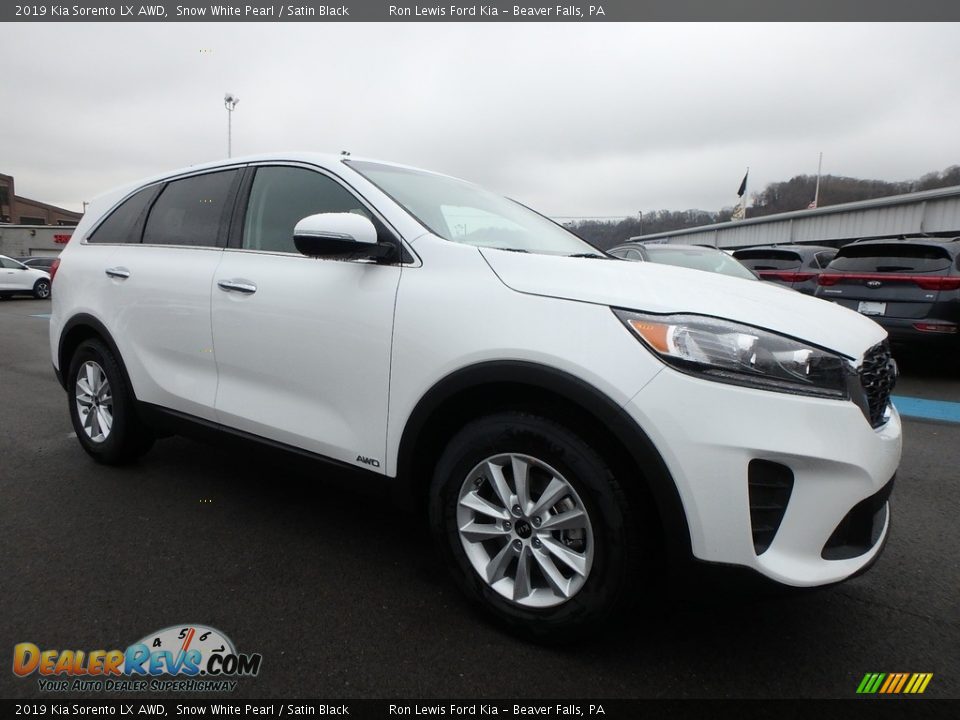 Front 3/4 View of 2019 Kia Sorento LX AWD Photo #3