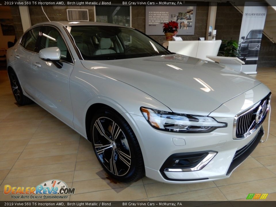 Front 3/4 View of 2019 Volvo S60 T6 Inscription AWD Photo #1