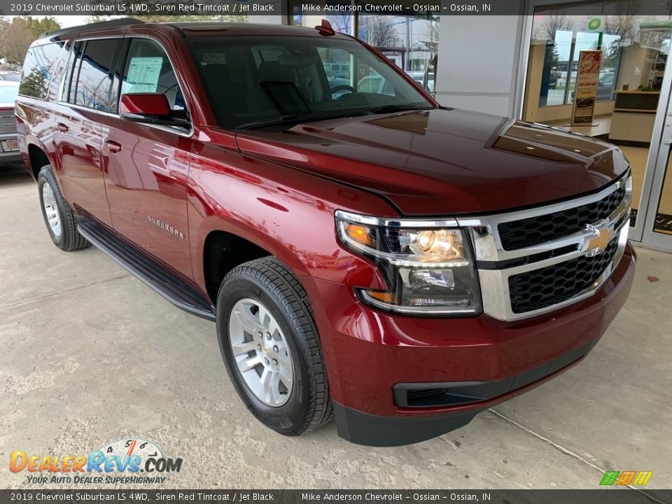 Front 3/4 View of 2019 Chevrolet Suburban LS 4WD Photo #1