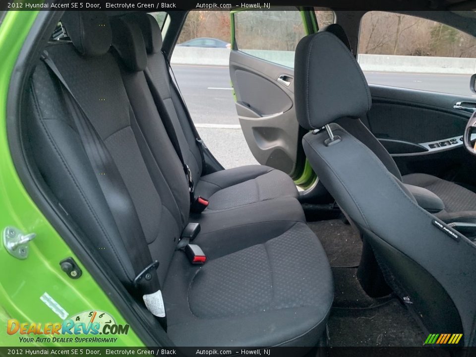 2012 Hyundai Accent SE 5 Door Electrolyte Green / Black Photo #17
