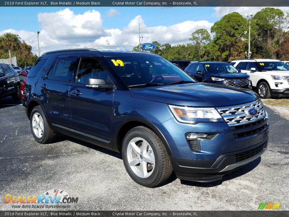 Front 3/4 View of 2019 Ford Explorer XLT Photo #7