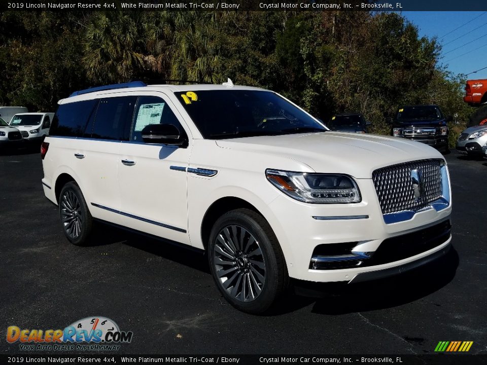 Front 3/4 View of 2019 Lincoln Navigator Reserve 4x4 Photo #7