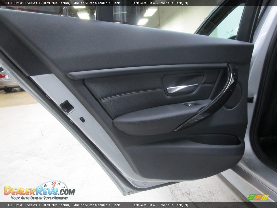 2018 BMW 3 Series 320i xDrive Sedan Glacier Silver Metallic / Black Photo #10