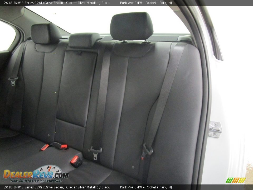 2018 BMW 3 Series 320i xDrive Sedan Glacier Silver Metallic / Black Photo #11