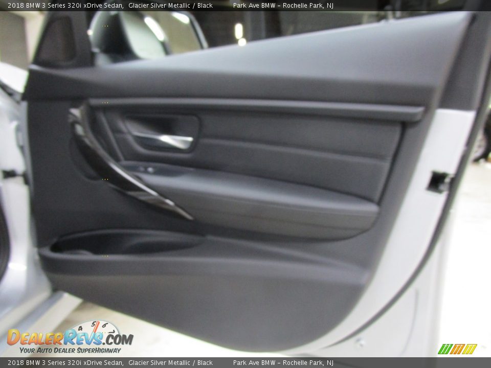 2018 BMW 3 Series 320i xDrive Sedan Glacier Silver Metallic / Black Photo #13
