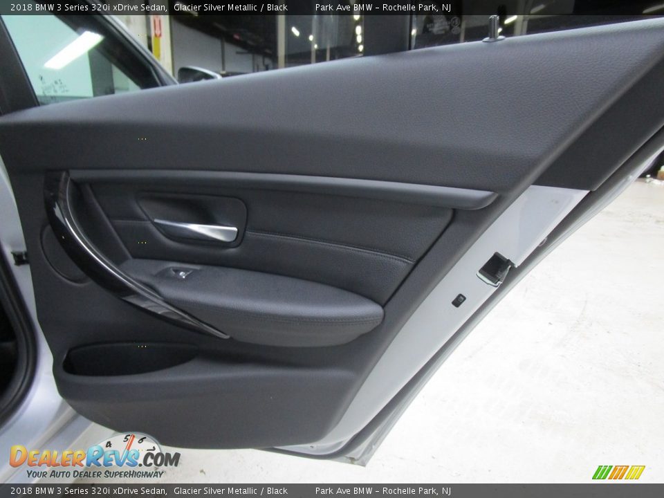 2018 BMW 3 Series 320i xDrive Sedan Glacier Silver Metallic / Black Photo #16