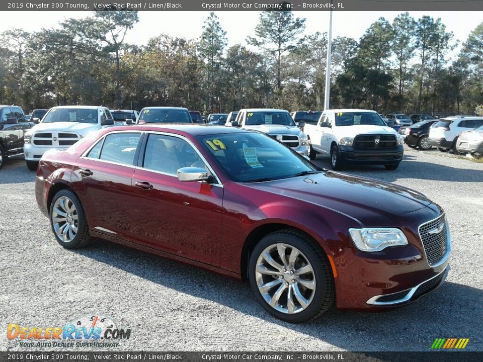 2019 Chrysler 300 Touring Velvet Red Pearl / Linen/Black Photo #7