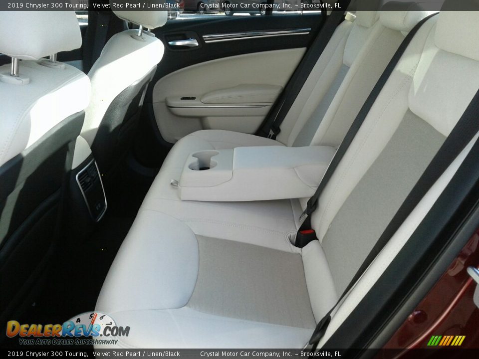 2019 Chrysler 300 Touring Velvet Red Pearl / Linen/Black Photo #10