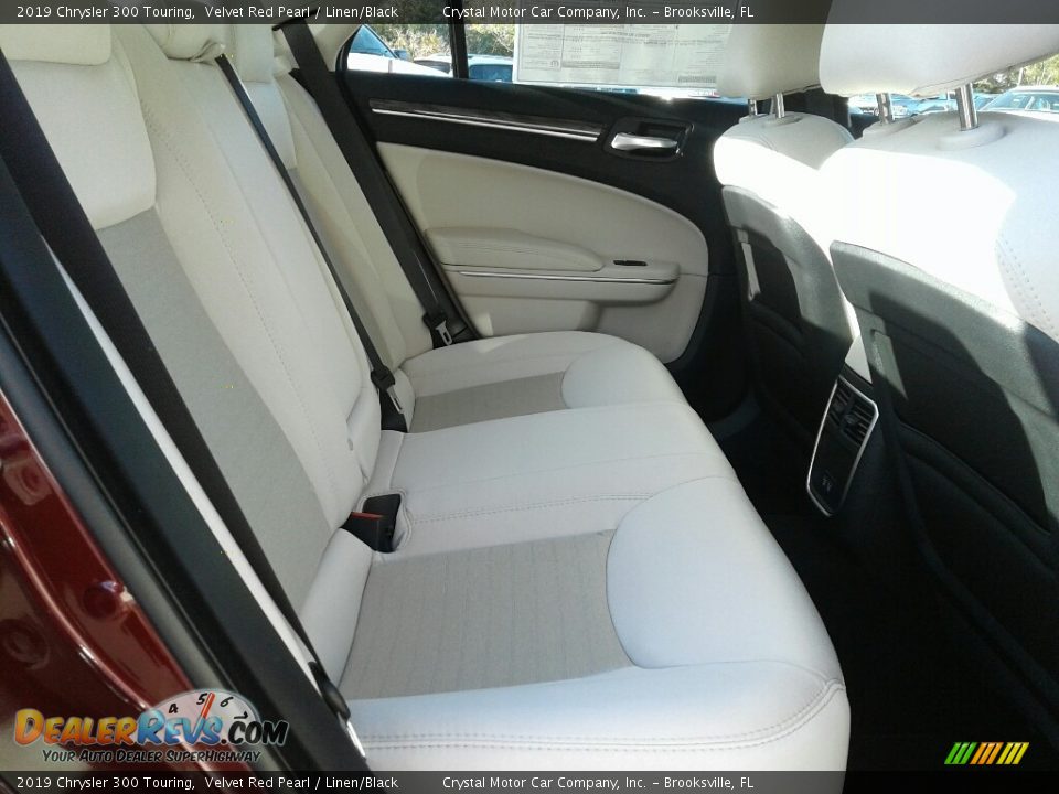 2019 Chrysler 300 Touring Velvet Red Pearl / Linen/Black Photo #11