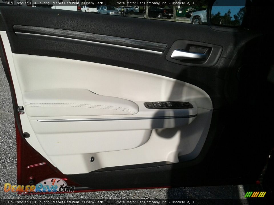 2019 Chrysler 300 Touring Velvet Red Pearl / Linen/Black Photo #17