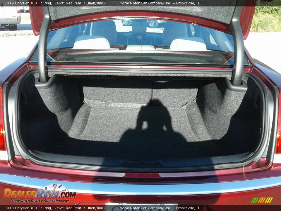2019 Chrysler 300 Touring Velvet Red Pearl / Linen/Black Photo #19