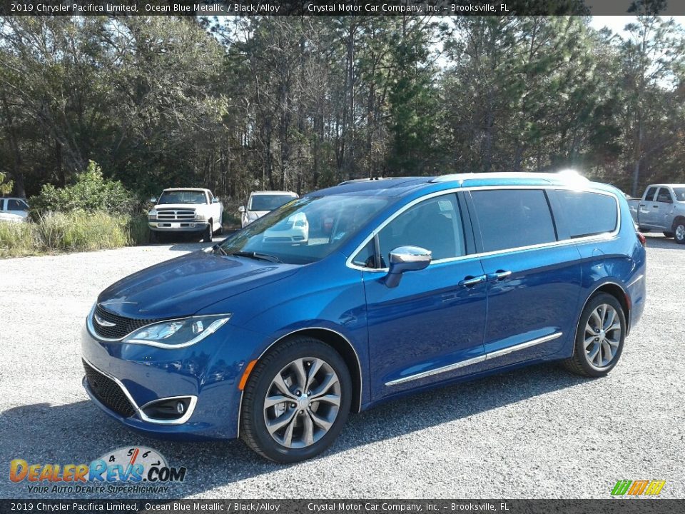 Front 3/4 View of 2019 Chrysler Pacifica Limited Photo #1