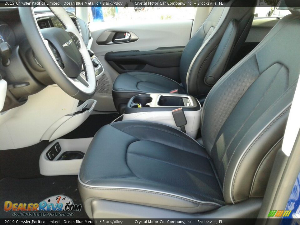 Front Seat of 2019 Chrysler Pacifica Limited Photo #9
