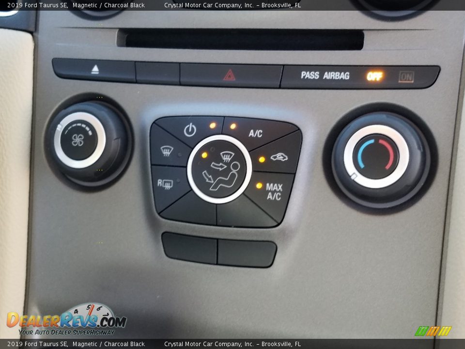 2019 Ford Taurus SE Magnetic / Charcoal Black Photo #16