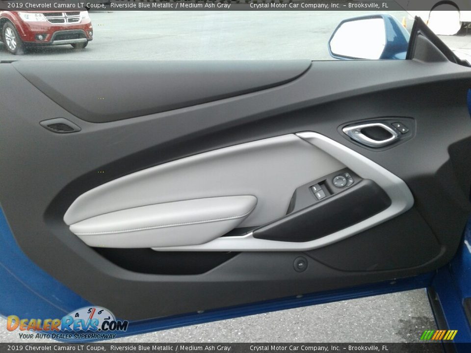 Door Panel of 2019 Chevrolet Camaro LT Coupe Photo #17