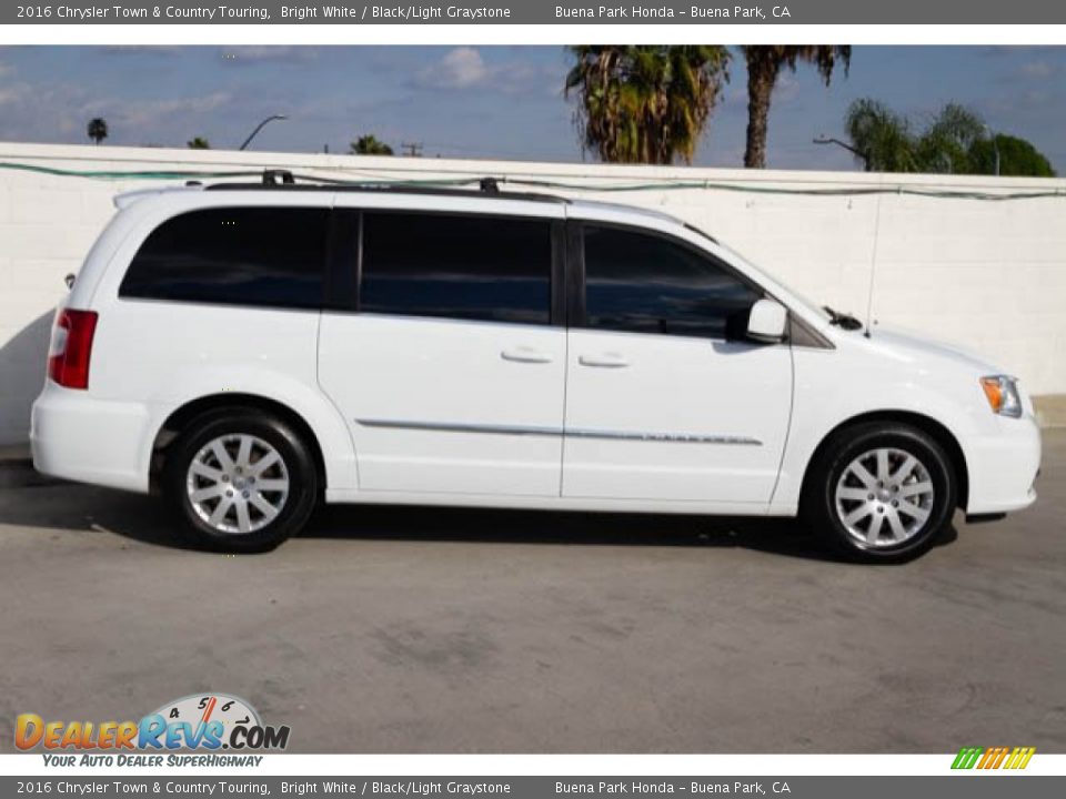 2016 Chrysler Town & Country Touring Bright White / Black/Light Graystone Photo #9