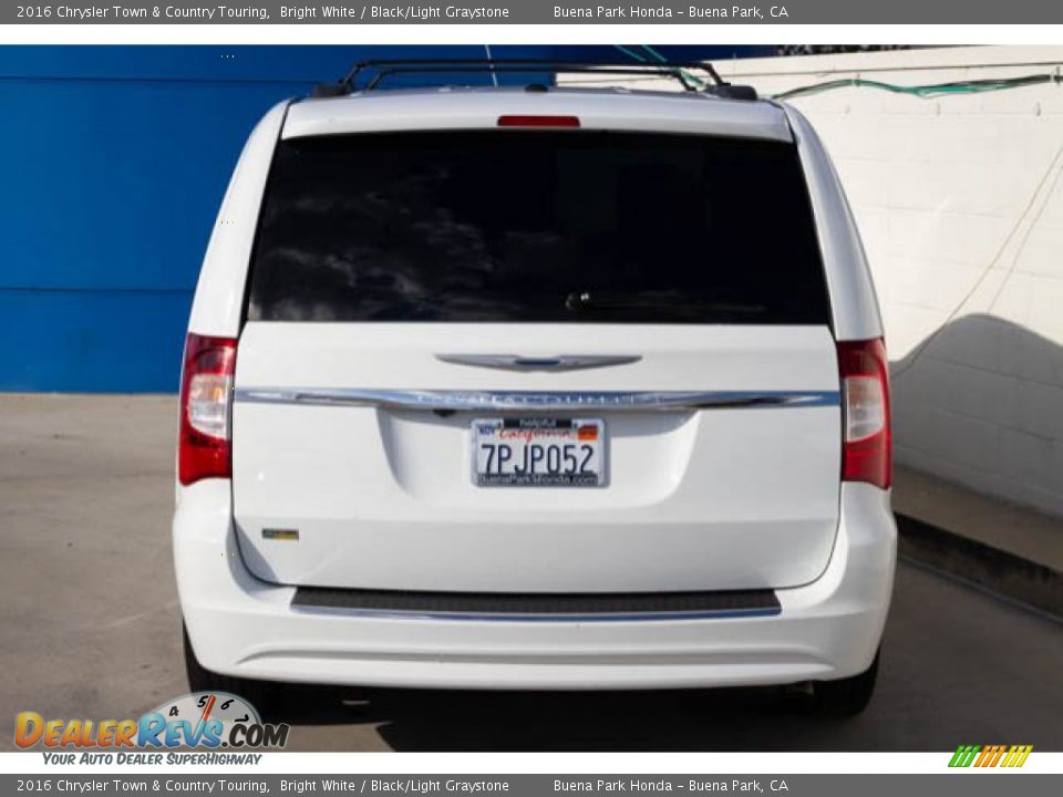 2016 Chrysler Town & Country Touring Bright White / Black/Light Graystone Photo #10