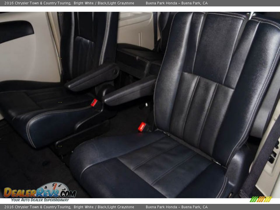 2016 Chrysler Town & Country Touring Bright White / Black/Light Graystone Photo #17
