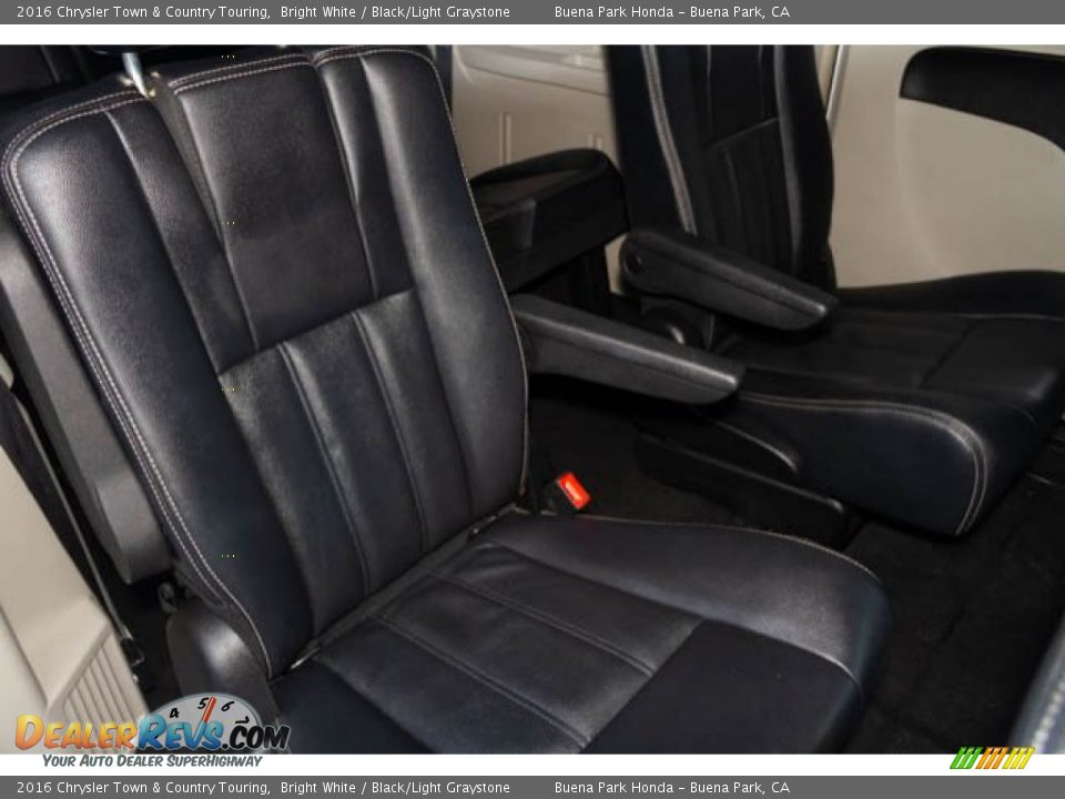 2016 Chrysler Town & Country Touring Bright White / Black/Light Graystone Photo #22