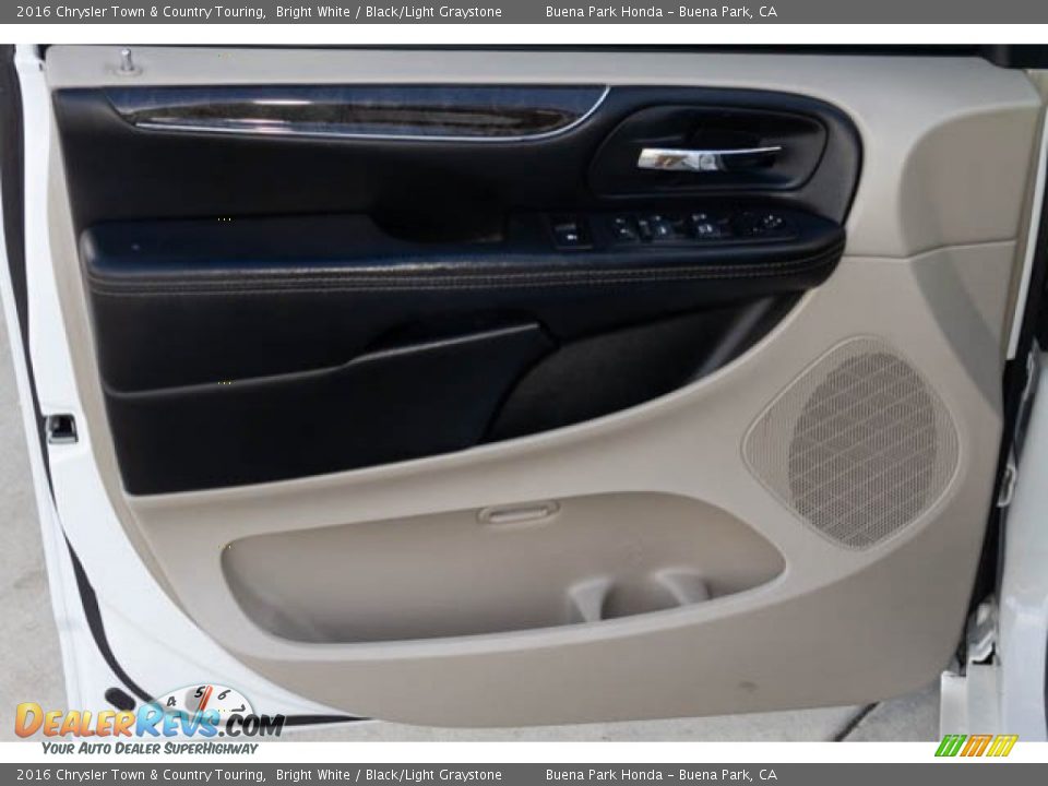 2016 Chrysler Town & Country Touring Bright White / Black/Light Graystone Photo #28