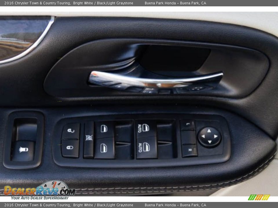 2016 Chrysler Town & Country Touring Bright White / Black/Light Graystone Photo #29