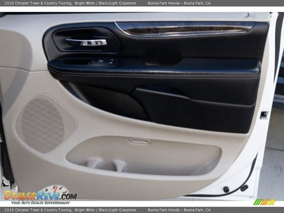 2016 Chrysler Town & Country Touring Bright White / Black/Light Graystone Photo #30
