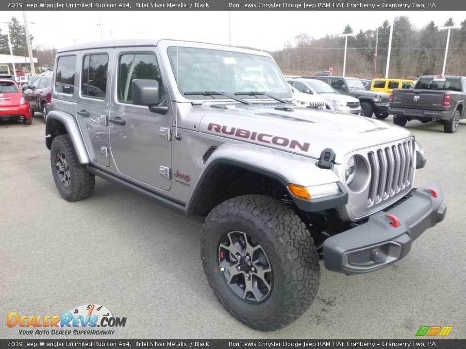 Front 3/4 View of 2019 Jeep Wrangler Unlimited Rubicon 4x4 Photo #8