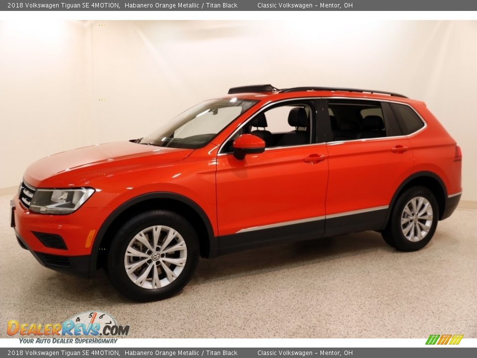 Front 3/4 View of 2018 Volkswagen Tiguan SE 4MOTION Photo #3