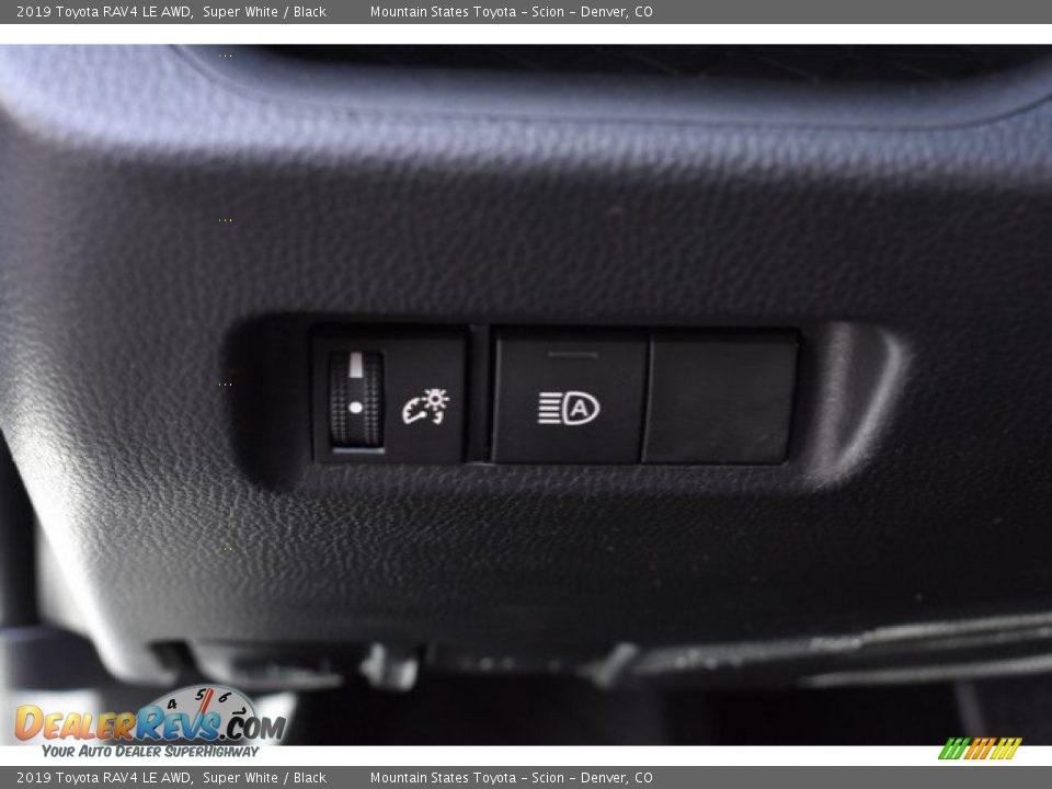 2019 Toyota RAV4 LE AWD Super White / Black Photo #24