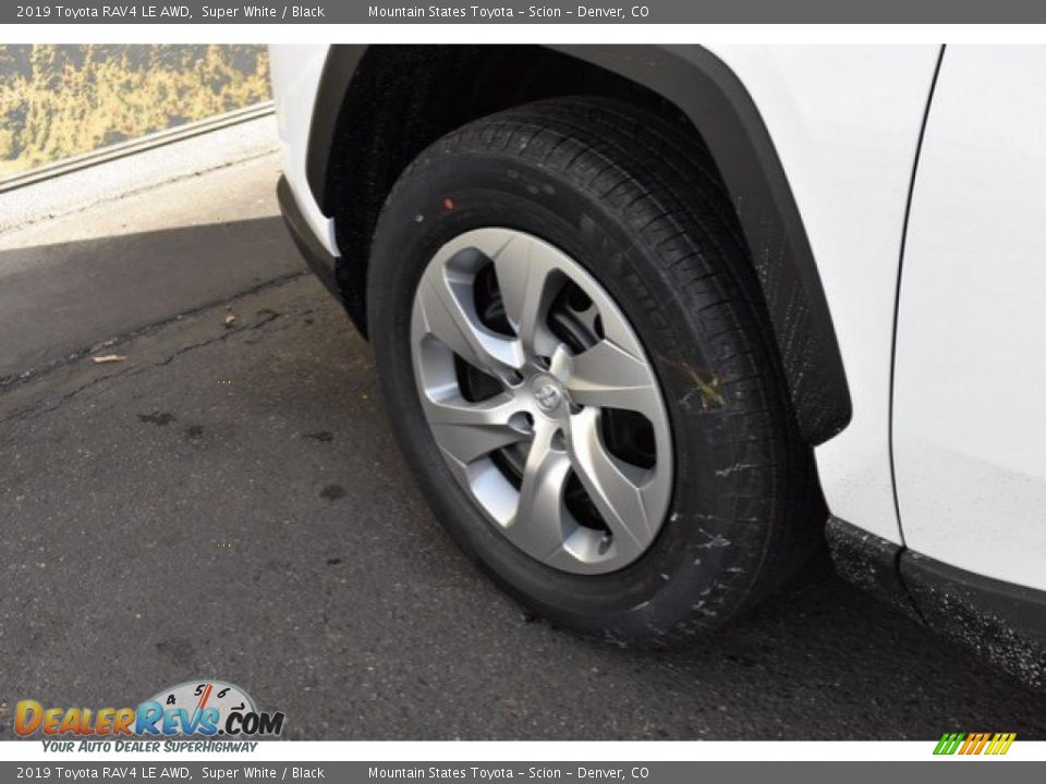 2019 Toyota RAV4 LE AWD Super White / Black Photo #32