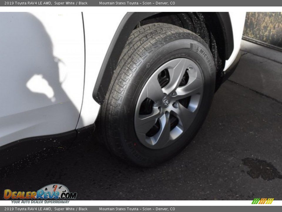 2019 Toyota RAV4 LE AWD Super White / Black Photo #35