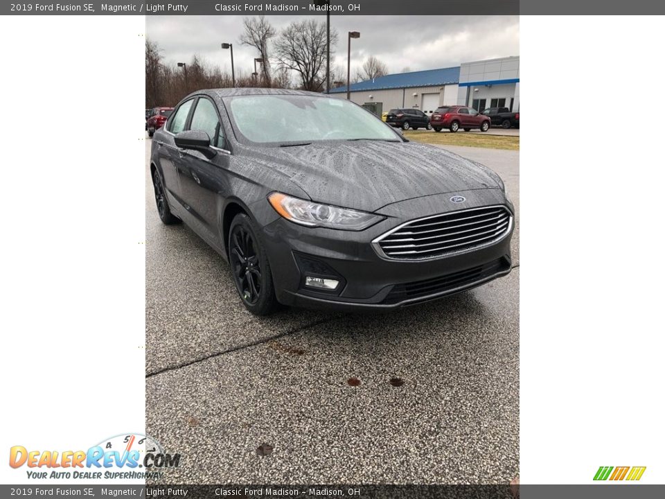 2019 Ford Fusion SE Magnetic / Light Putty Photo #1